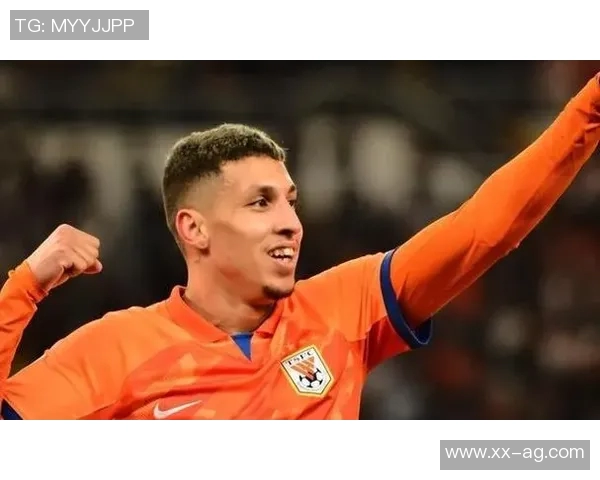 国脚谢文能现身西班牙人训练基地韩德宝等小将积极参与训练提升技艺